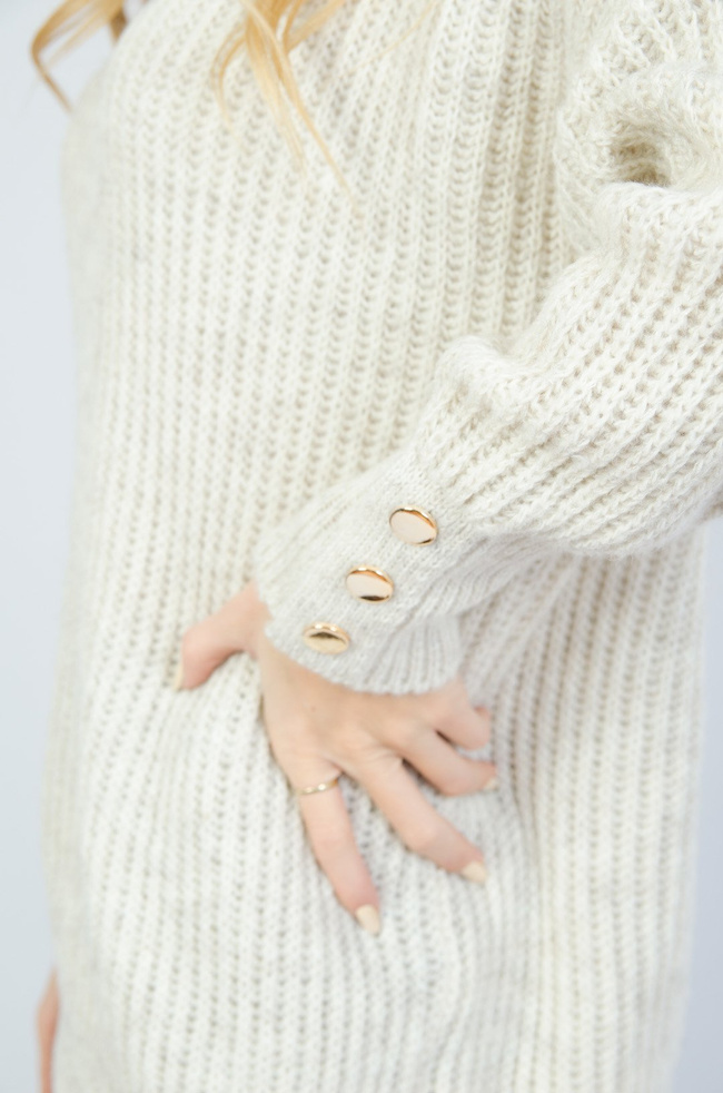 Beżowy sweter z golfem 