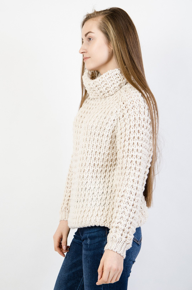 Beżowy sweter z golfem przeplatany srebrną nicią 