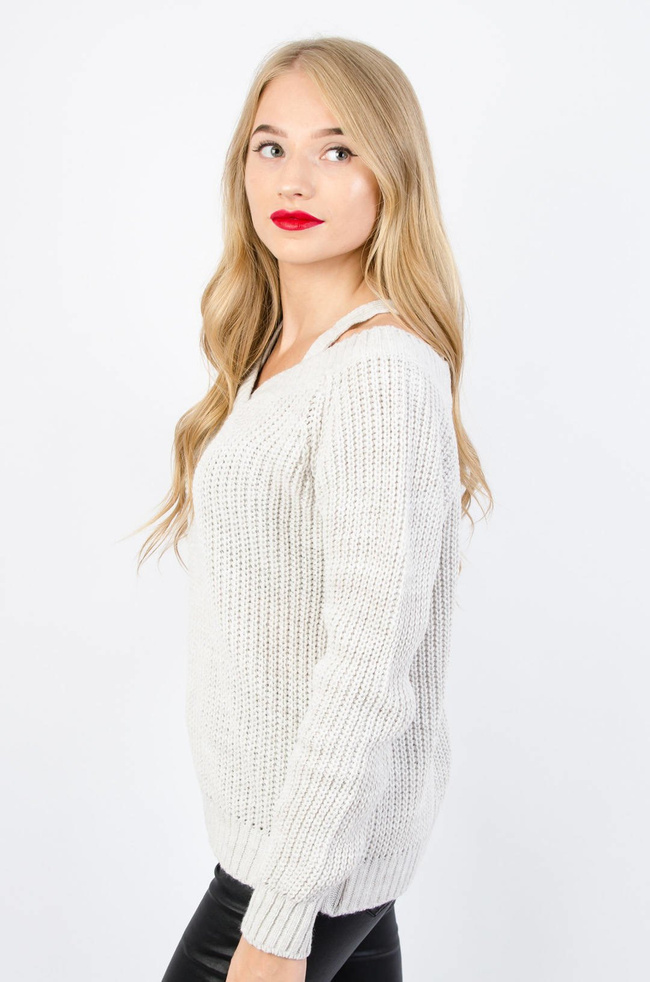 BEŻOWY SWETER NA RAMIĄCZKACH