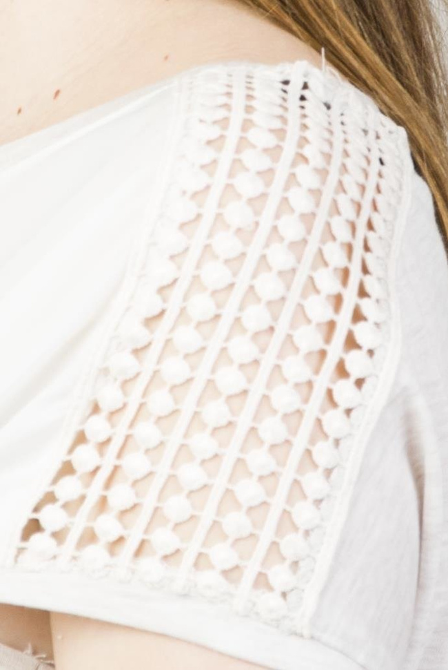 Beżowa bluzka ze sztampą w piórka