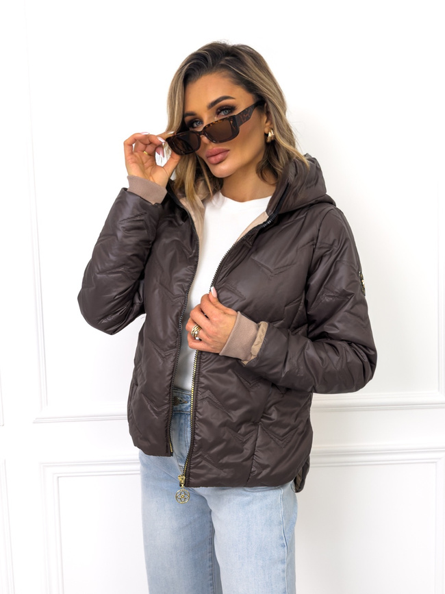 ASYMETRYCZNA KURTKA PRZEJŚCIOWA Z KAPTUREM I ŚCIĄGACZAMI PO BOKACH-CZEKOLADOWA