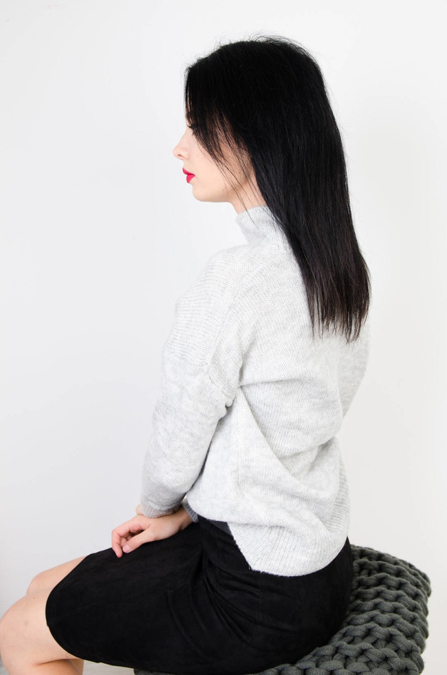 SZARY SWETER Z GOLFEM ORAZ ŚCIĄGACZEM NA DOLE