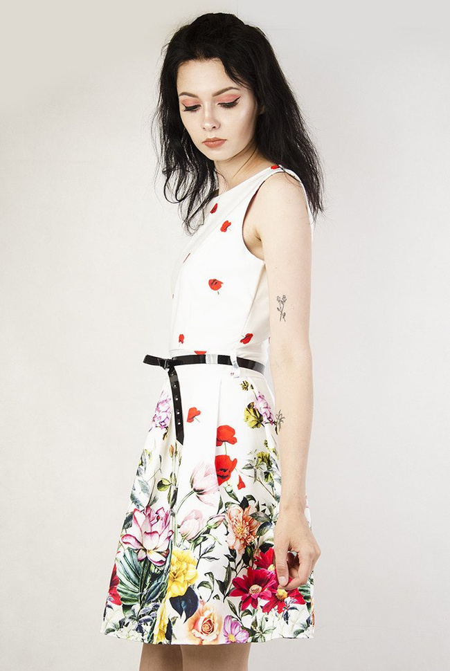 Biała sukienka w  kolorowe kwiaty