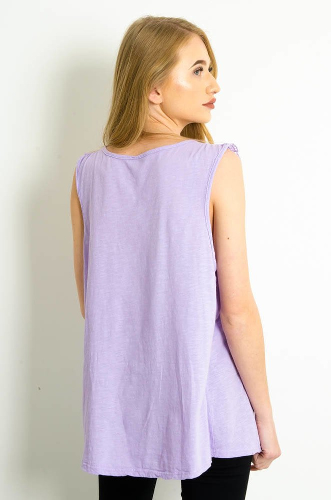 FIOLETOWY BAWEŁNIANY TOP Z AŻUROWYM DEKOLTEM