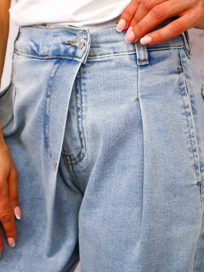 SPODNIE JEANSOWE Z SZEROKIMI NOGAWKAMI I ASYMETRYCZNYM ZAPIĘCIEM- JASNY JEANS