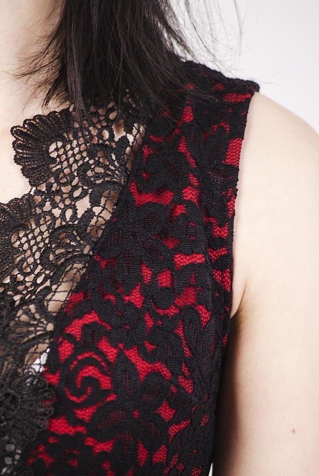 Przylegająca czarno-czerwona sukienka z koronkowymi wstawkami