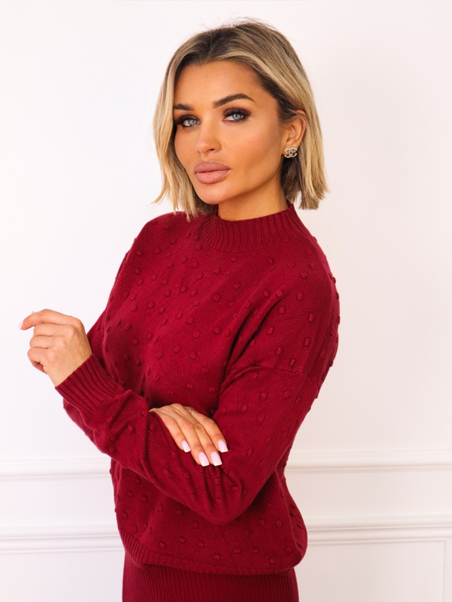 SWETER Z WYTŁACZANYMI KROPKAMI- BORDOWY
