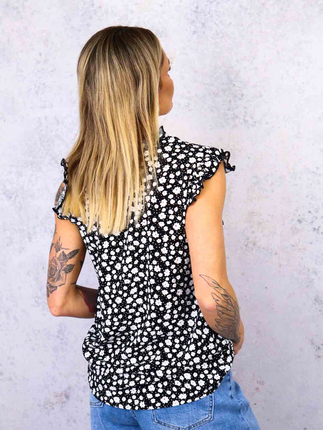 BLUZKA W KWIECISTY WZÓR Z FALBANKAMI- CZARNA