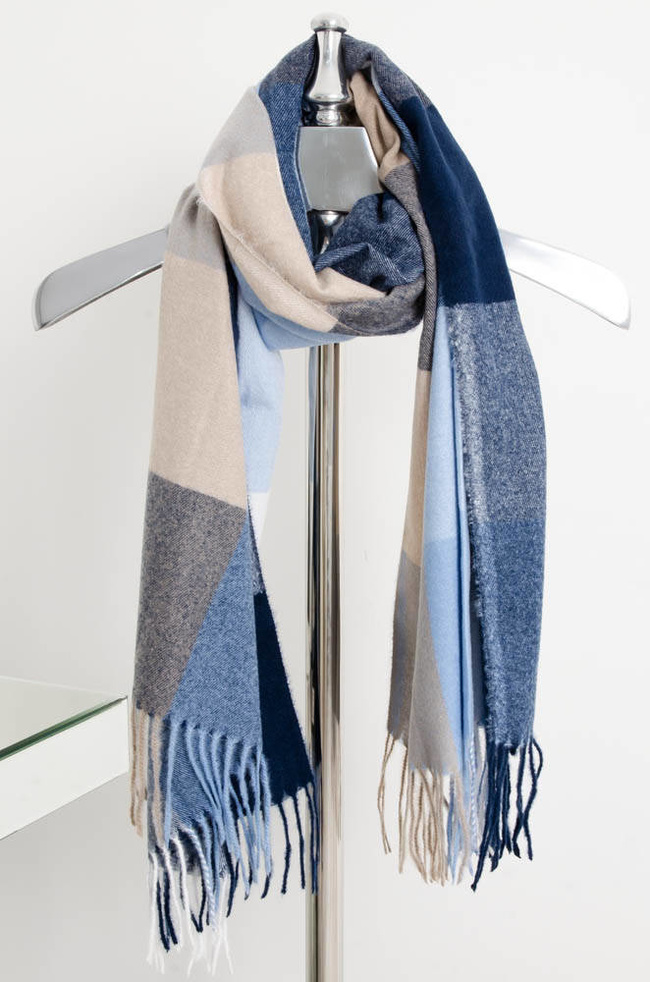 GRANATOWY SZAL W KRATĘ Z FRĘDZLAMI