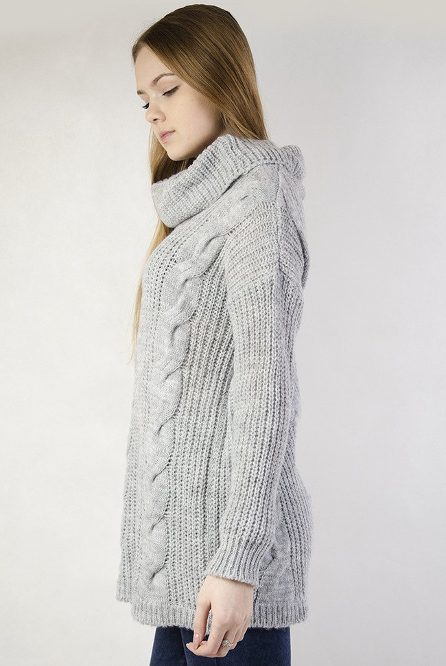 Szary sweter z trzema warkoczami z przodu