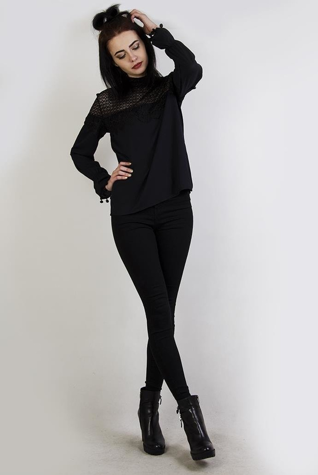 Granatowa bluzka z kulkami przy rękawach i ażurowymi wstawkami