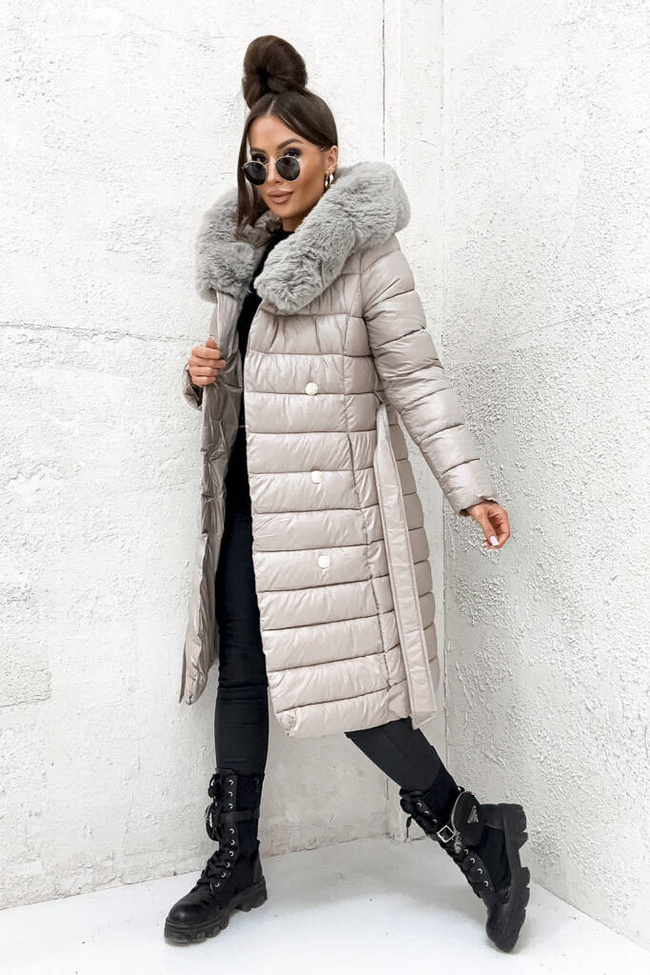 PIKOWANY PŁASZCZ ZE ZŁOTYMI GUZIKAMI I PASKIEM- BEŻOWY