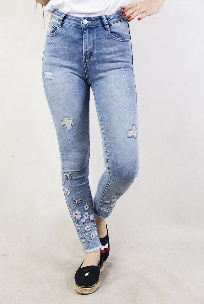 Jasne spodnie jeansowe z kolorowymi kwiatami