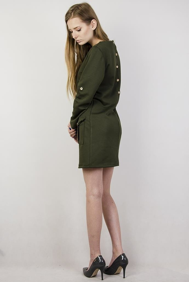 Zielona sukienka ze złotymi guzikami i kieszeniami