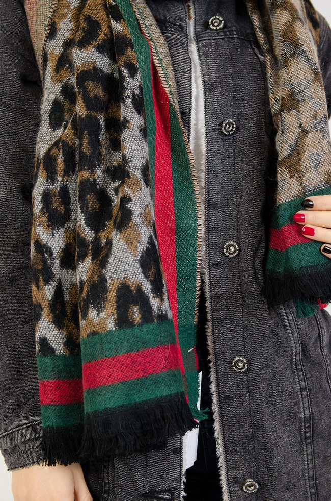 Szary szal w cętki z czerwono zielonym pasem 