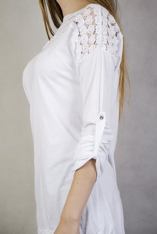 Biała bluzka z ażurowym zdobieniem na dekolcie i ramionach