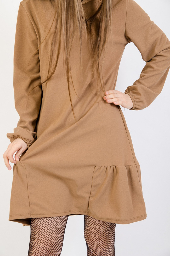 Jasnobrązowa sukienka z ozdobnym marszczeniem