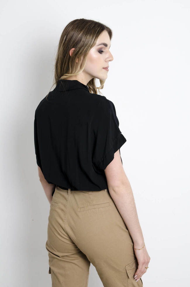 KOSZULA WIĄZANA Z KIESZENIAMI - CZARNA