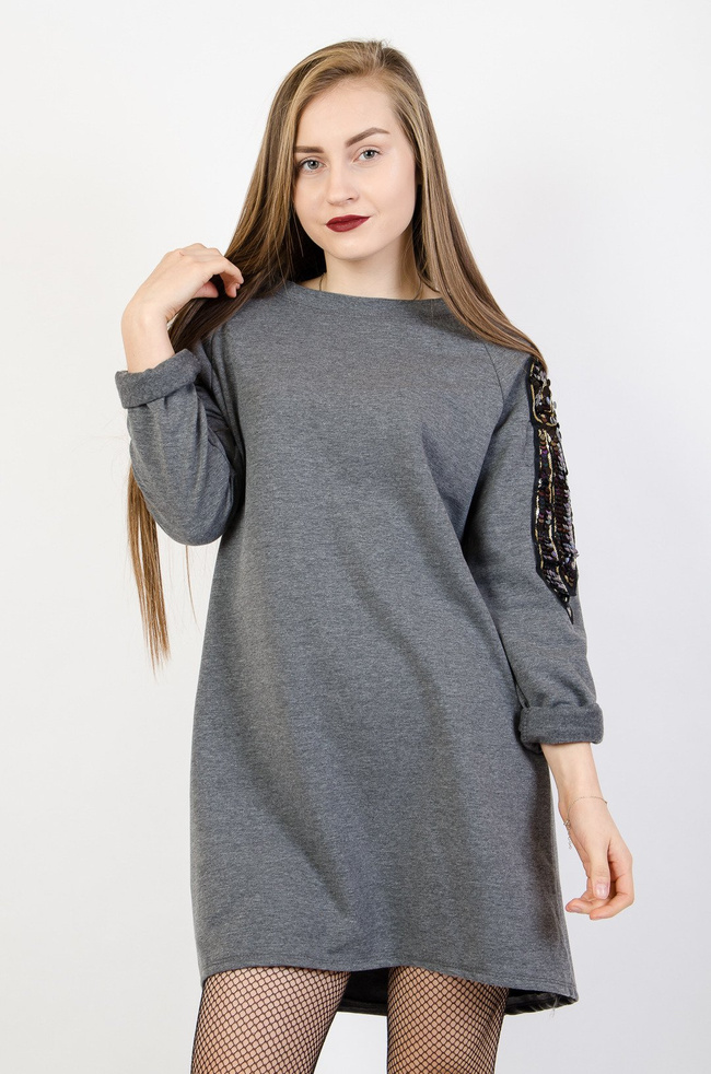 Szara sukienka oversize z ozdobnymi ramionami