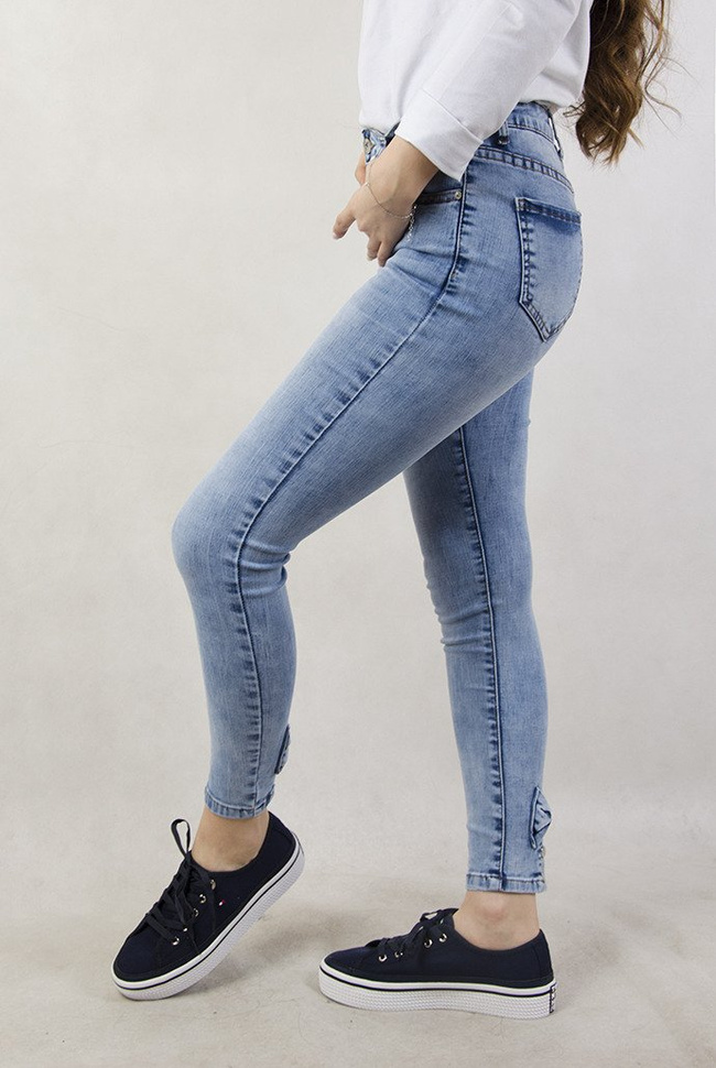 Jasne spodnie jeansowe z kokardami przy nogawce