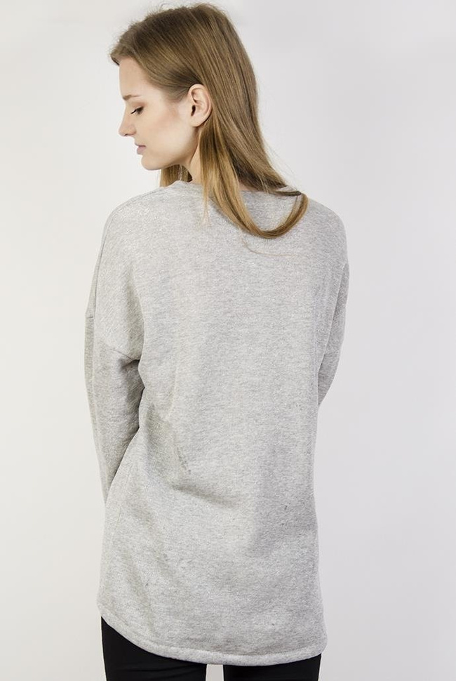 Jasnoszara bluzka przeplatana srebrną nicią z sercem z cekinów