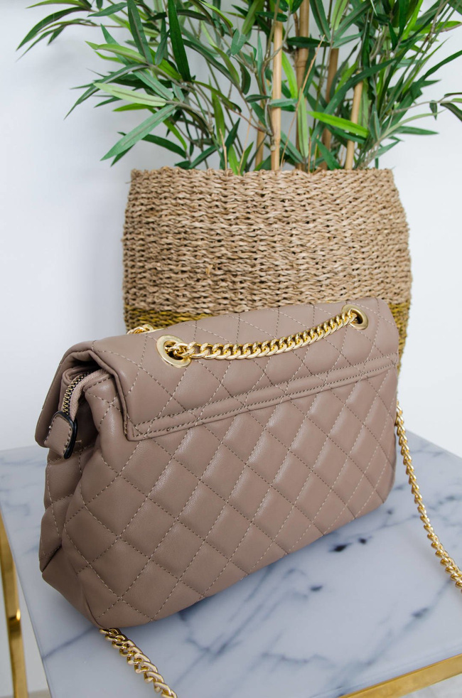 BEŻOWA PIKOWANA CHANELKA NA ZŁOTYM ŁAŃCUSZKU