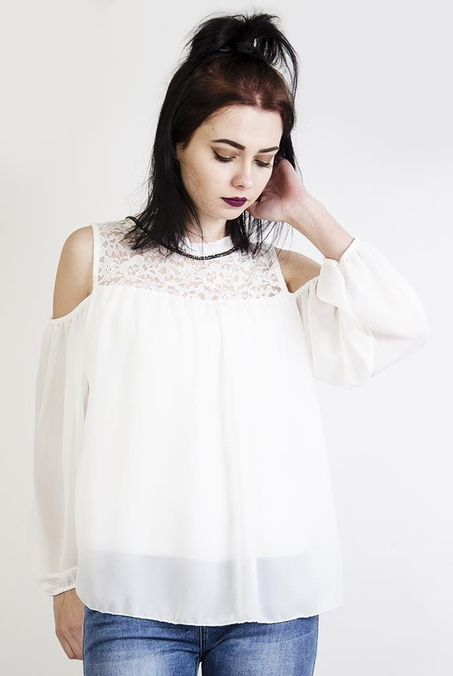 Biała bluzka koszulowa ze zdobionym dekoltem i wycięciami przy ramionach