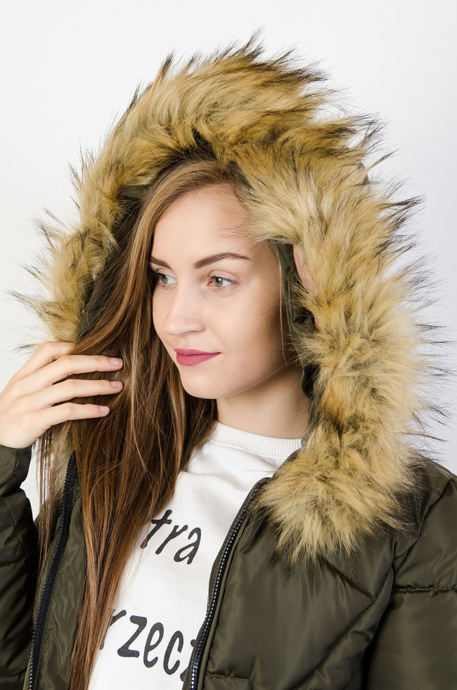 Zielona pikowana kurtka ze srebrnymi zamkami