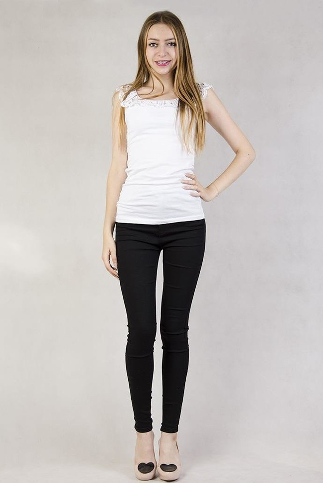 Biała bluzka z koronkowymi ramionami