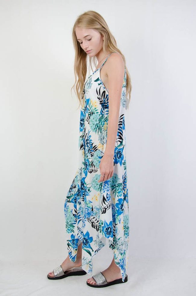 BIAŁA ASYMETRYCZNA SUKIENKA W KWIATY Z DEKOLTEM W SEREK