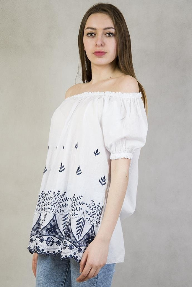 Biała bluzka z granatowym haftem