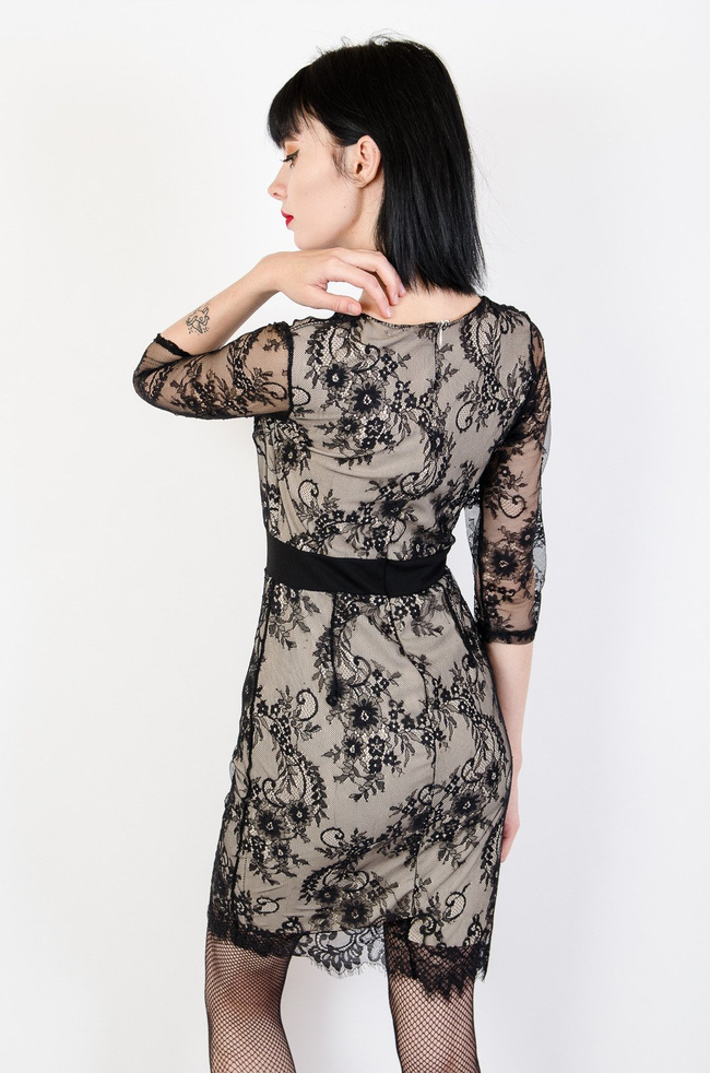 Przylegająca koronkowa beżowo-czarna sukienka