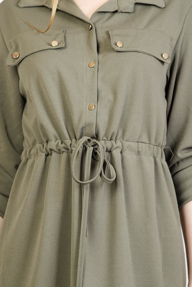 Zielona sukienka ze ściągaczem w talii