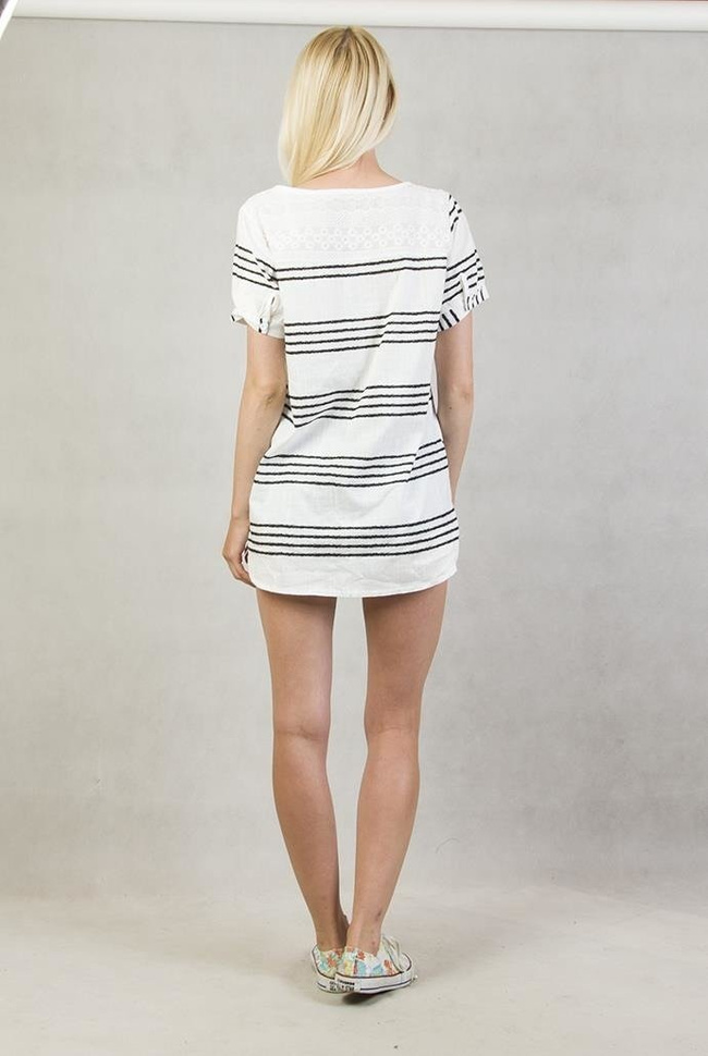 Biała bluzka w czarne paski i kieszonką