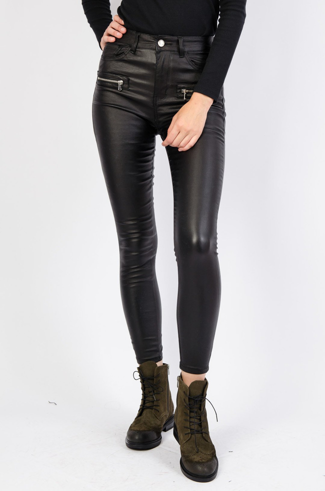 Czarne spodnie woskowane z zamkami