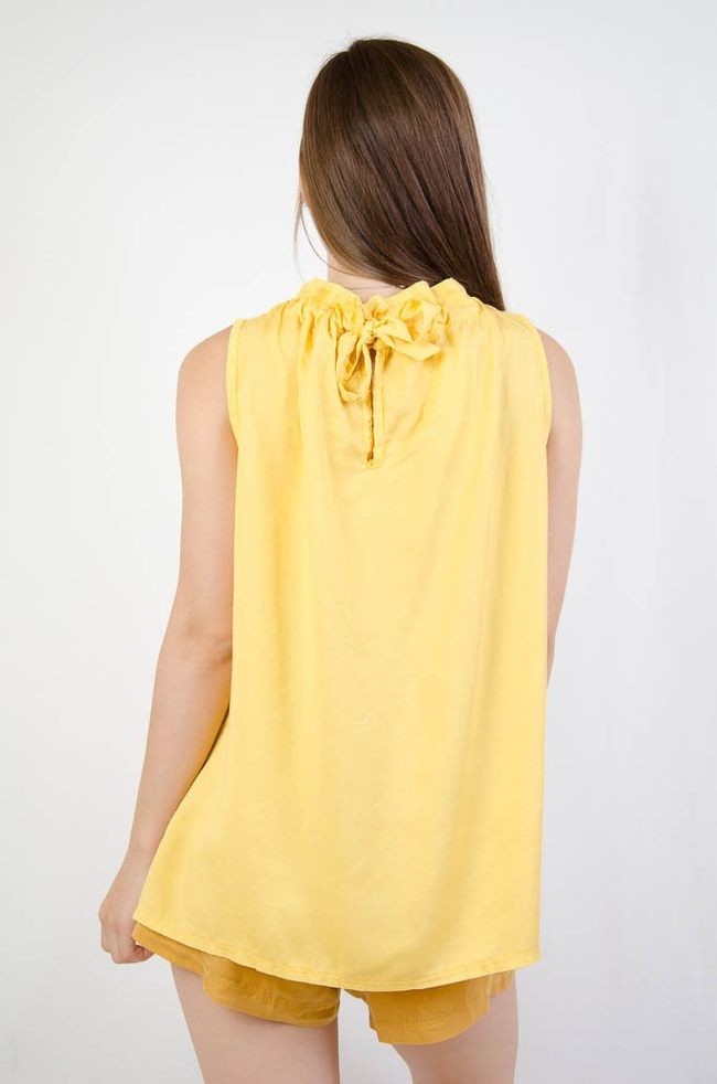 ZÓŁTA BLUZKA BEZ RĘKAWÓW Z MARSZCZENIEM PRZY SZYI