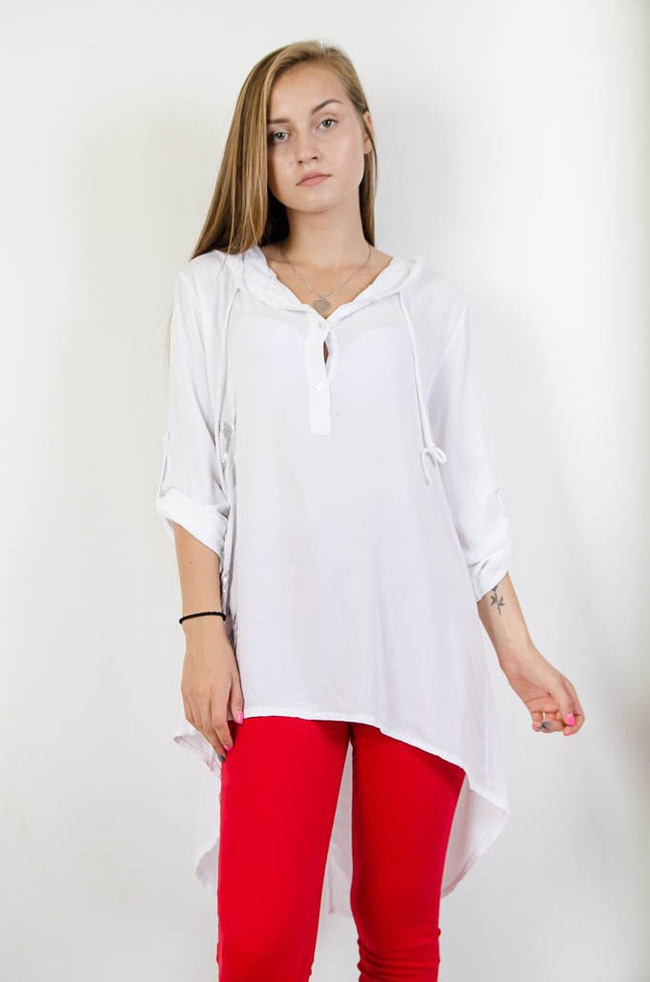 Biała asymetryczna bluzka z kapturem oraz napisami