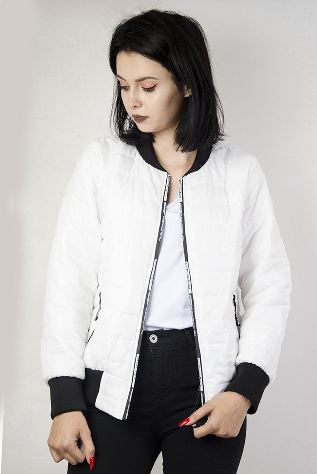 Biała, pikowana kurtka z białymi wstawkami