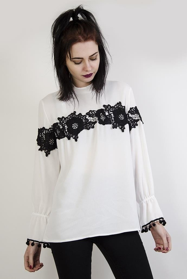 Biała bluzka z czarnym, ażurowym zdobieniem