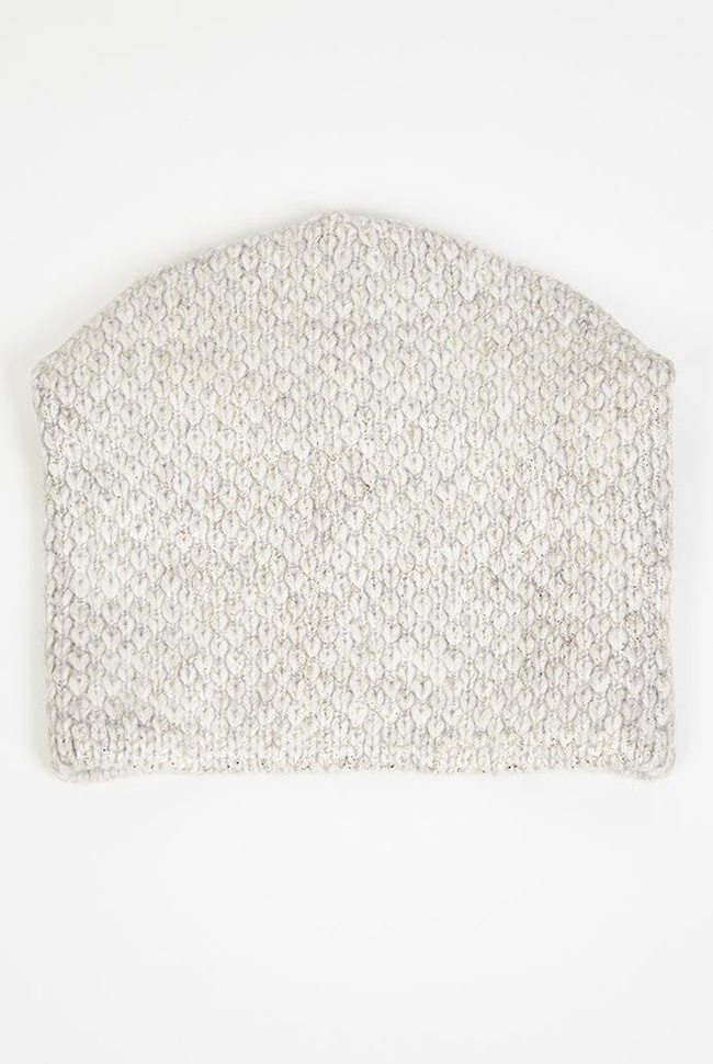 Beżowa czapka ze złotymi akcentami