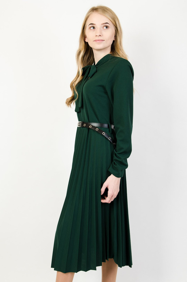 Ciemnozielona sukienka midi z plisowanym dołem oraz paskiem