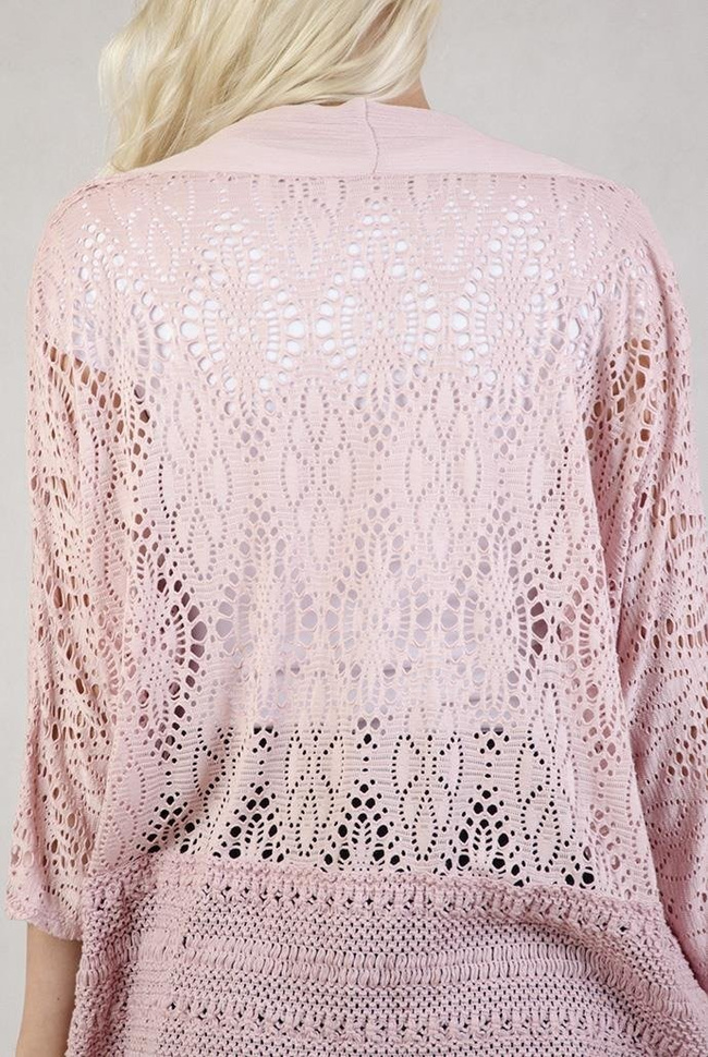 Koronkowa narzutka z szerokim plecionym pasem na dole różowa