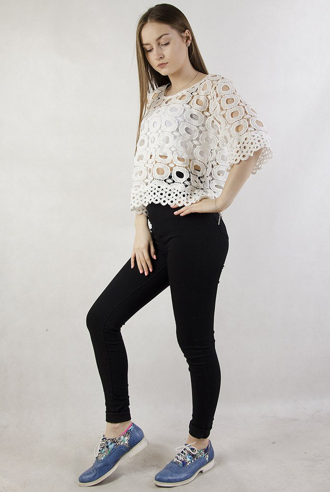 Biała bluzka w powycinane kółka