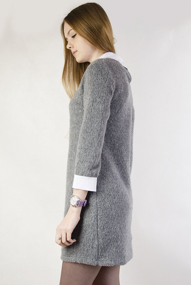 Szara dzianinowa sukienka z białym kołnierzykiem i mankietami