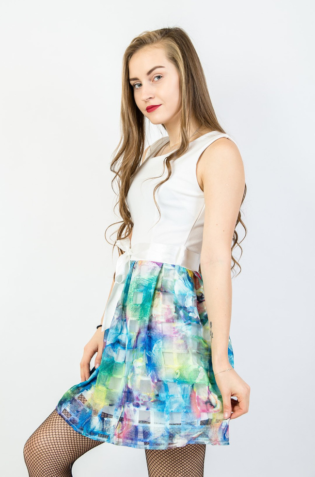 Biała rozkloszowana sukienka z kolorowym dołem