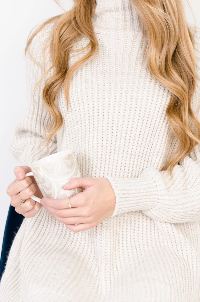 DŁUGI BEŻOWY SWETER Z PÓŁGOLFEM