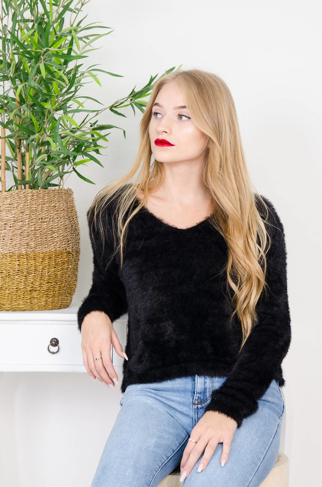 CZARNY WŁOCHATY SWETER Z DEKOLTEM W SEREK