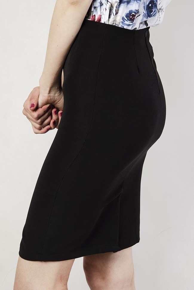 Czarna, przylegająca spódniczka zapinana na zamek
