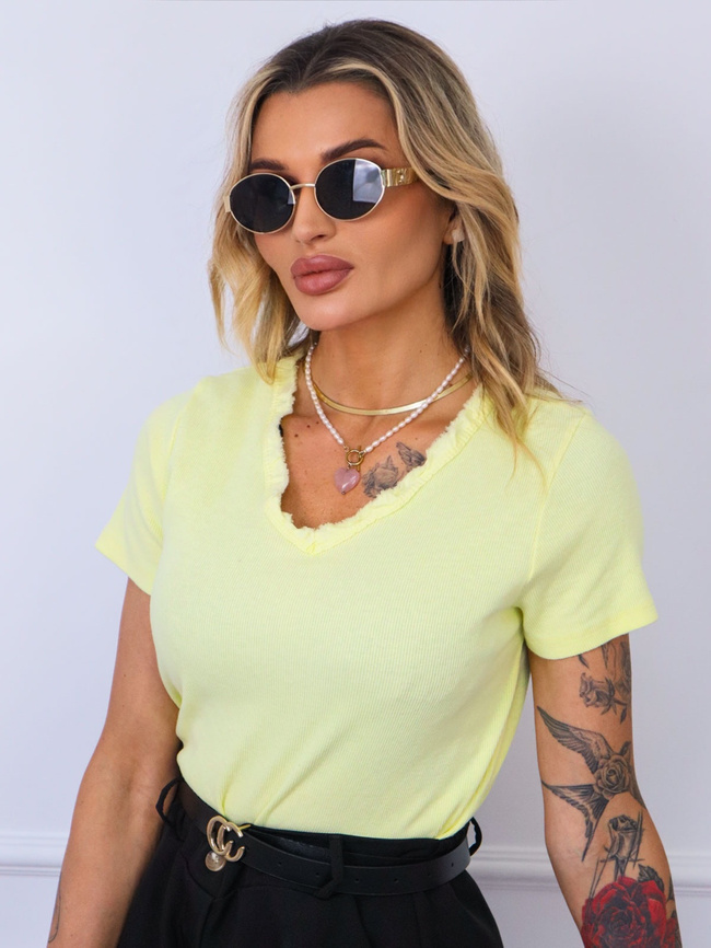 T-SHIRT PRĄŻKOWANY Z SZARPANYM DEKOLTEM- ŻÓŁTY