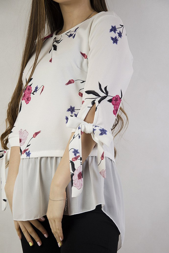 Biała bluzka w kolorowe kwiaty